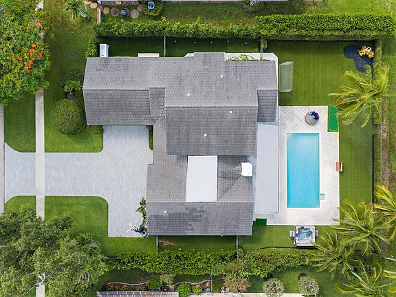 3rd image of 2892 Banyan Blvd Circle NW