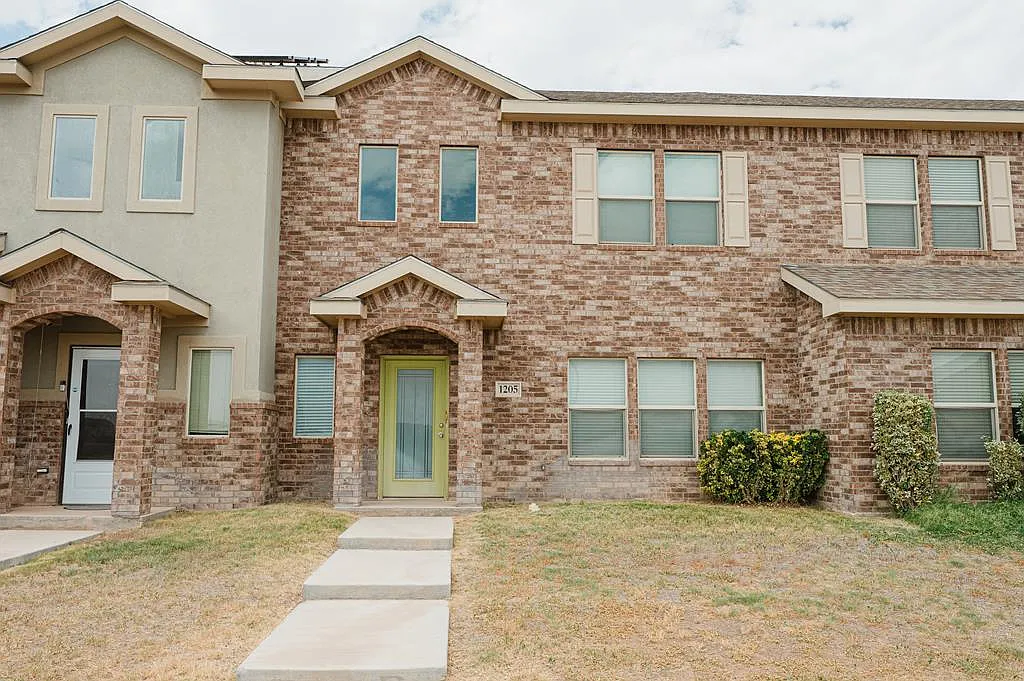 3 bed, 2.5 bath, 1731 sqft, $2,299 — Photo 1