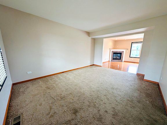 5th image of 233 Highpoint Cir N
