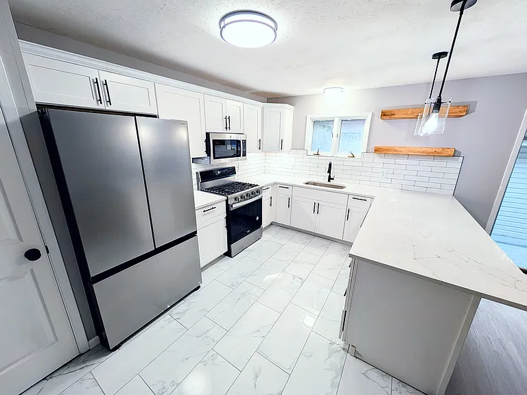 7718 Kenwood Ave — Photo 3