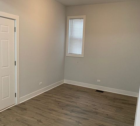 5th image of 2835 N Avers Ave #1