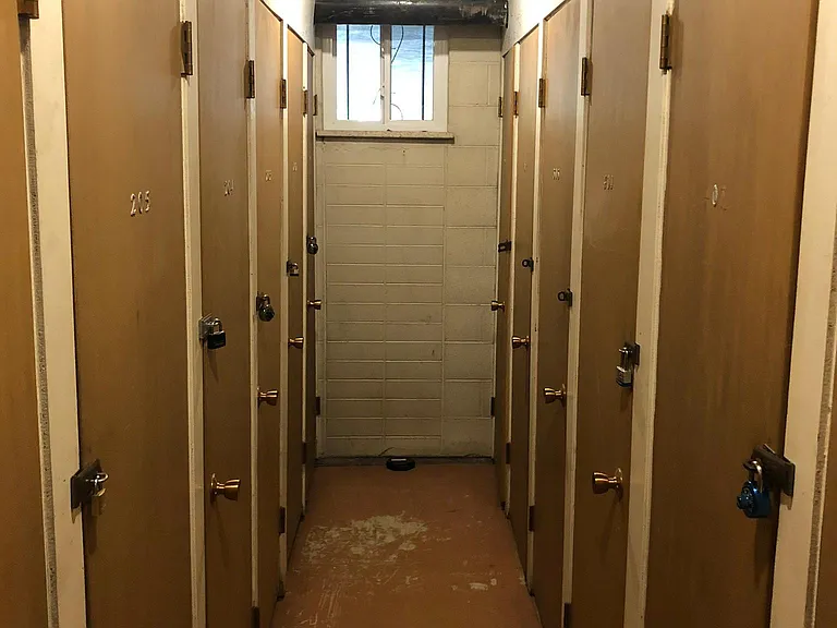 Storage unit (fits skis, suitcases, etc)