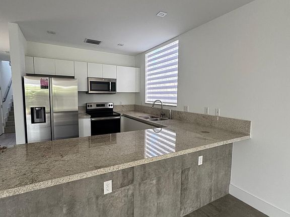 5th image of 2945 SW 27th Ter
