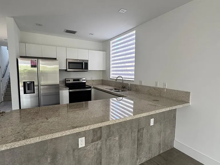 2947 SW 27th Ter — Photo 5