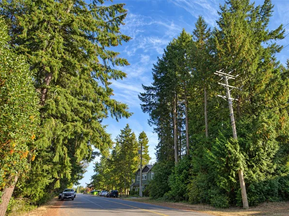 160 Harlech Rd, Qualicum Beach, BC V9K 1G9