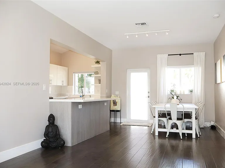 513 SW 18th Ct — Photo 3