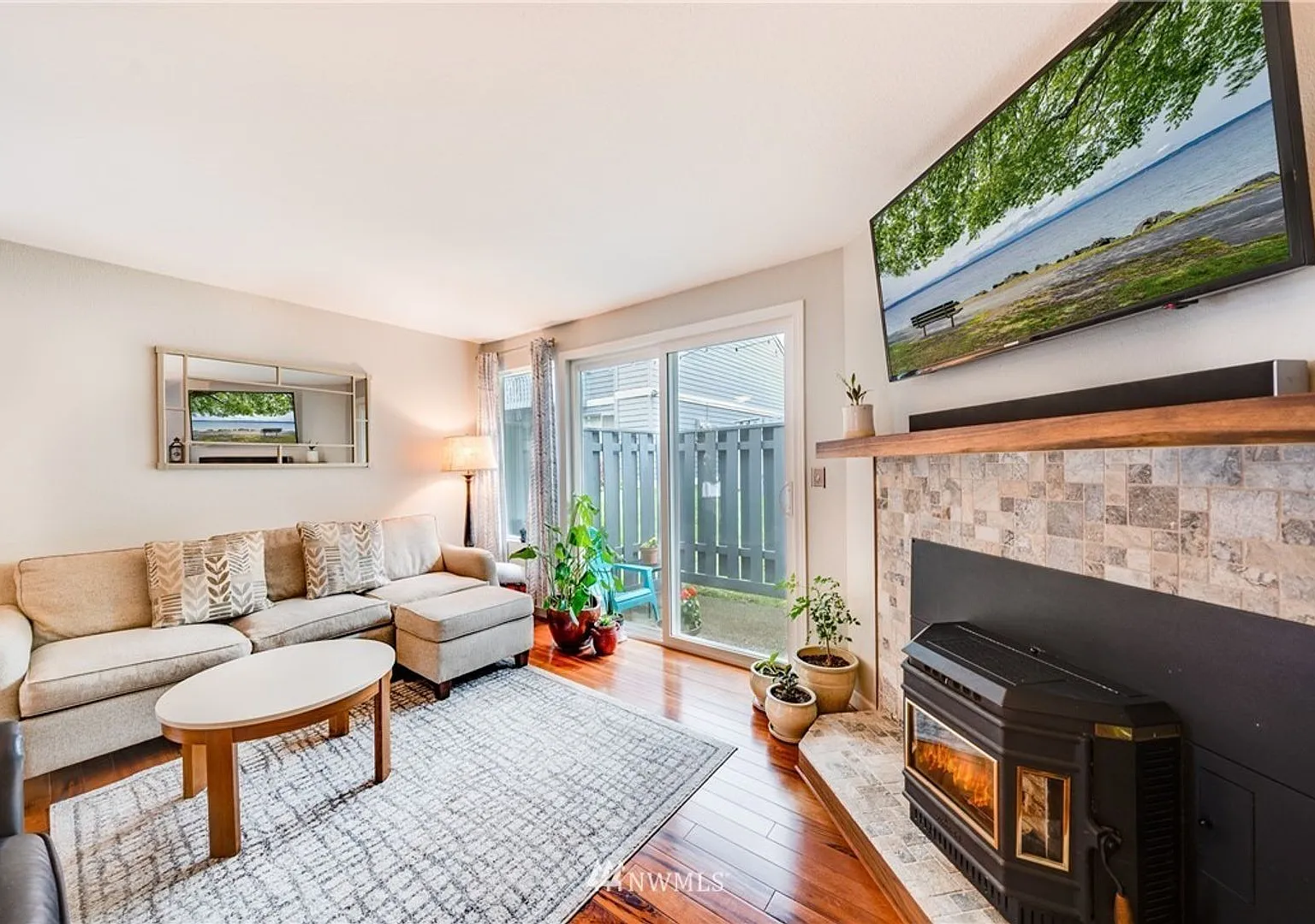 Beautifully Remodeled 2 bed/1.5 Bath Townhome in Shoreline — Photo 4
