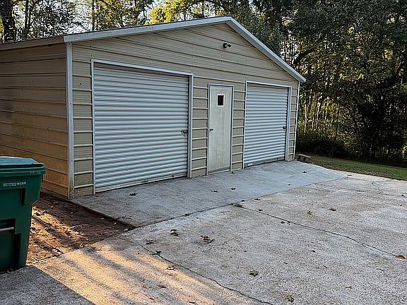 Detached garage 