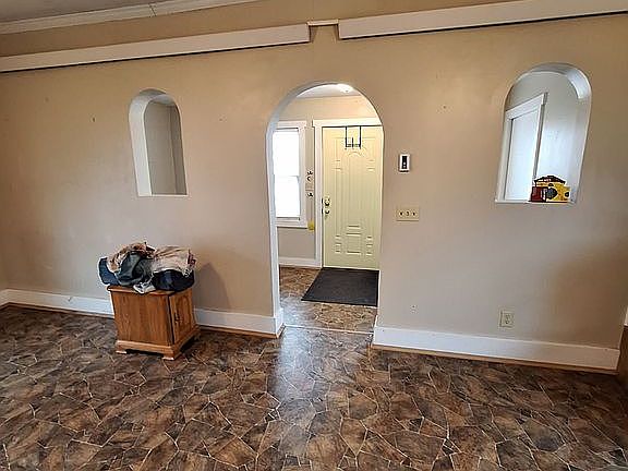 LVG room looking at porch