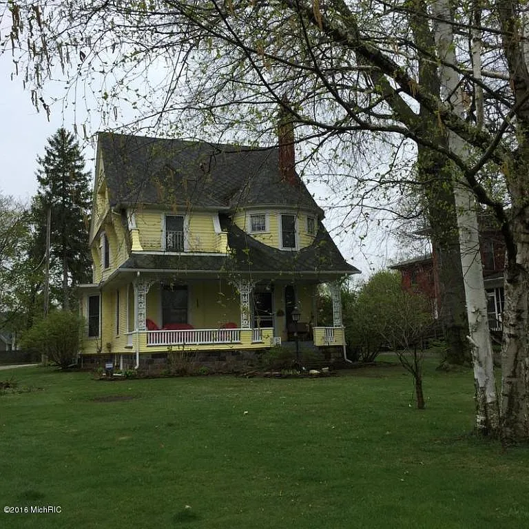 107 Irwin Ave photo 1