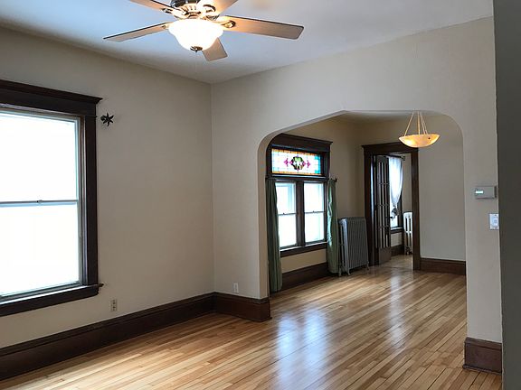 3rd image of 2526 Buchanan St NE