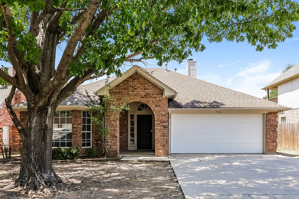 3 bed, 2.0 bath, 1730 sqft, $2,220 — Photo 1