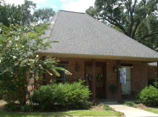 8599 Pin Oak Dr, Zachary, LA 70791