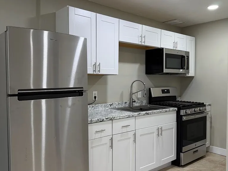 512 W Atkins Ave — Photo 5