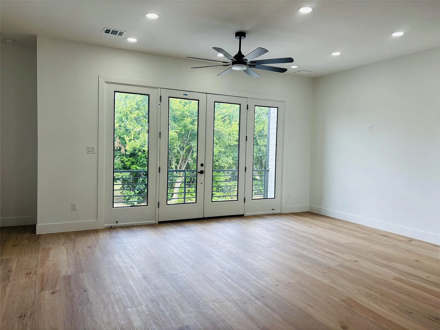 3 bed, 3.5 bath, 2000 sqft, $2,580 — Photo 3