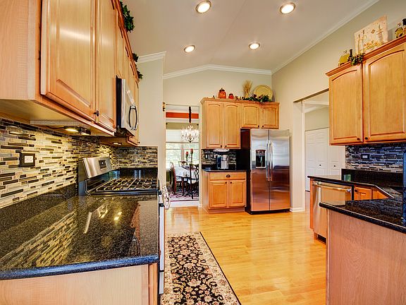 4th image of 908 Willow Ln