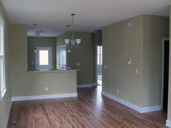 4th image of 603 N Holly St