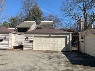 35 Country Pl, Springfield, IL 62703