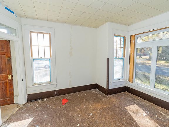 5th image of 930 W Ash Ave