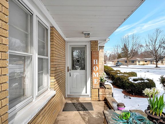 3rd image of 2561 Golfview St