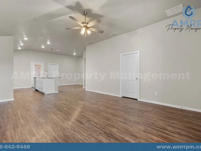 2031 Kenwood Ave — Photo 5