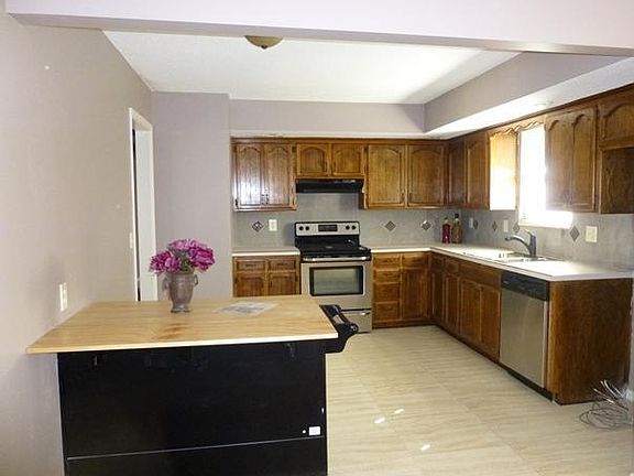 4th image of 2924 Iva Dr