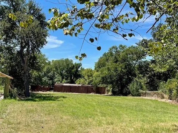 505 E 4th St, Cameron, TX 76520