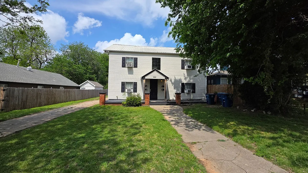 Building Photo - 1919 NW 11th St #2B