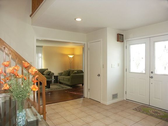 SUPER SPACIOUS ENTRY FOYER