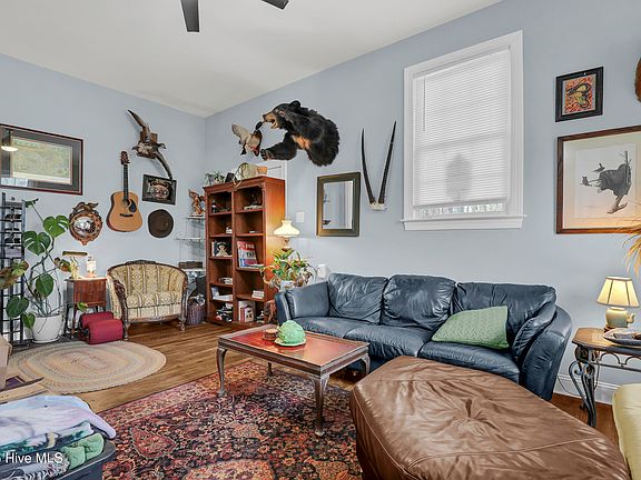 4th image of 1010 New Road