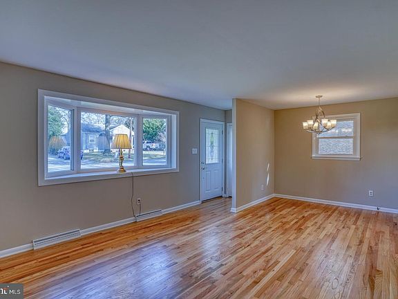 5th image of 4 Brookside Pl