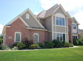 255 Ridgeway Path, Oconomowoc, WI 53066