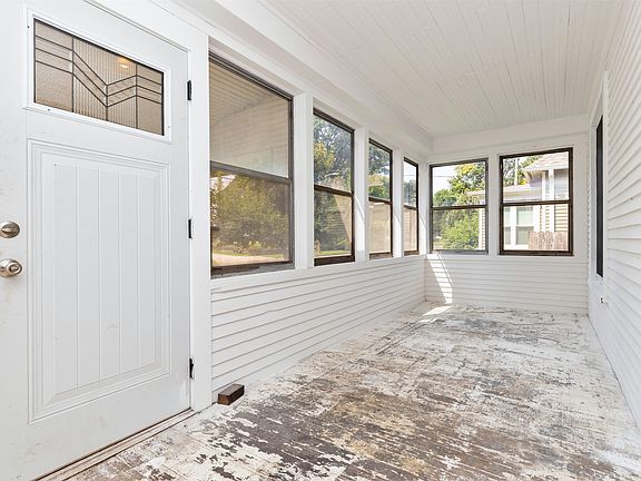 3rd image of 1004 E Washington Ave