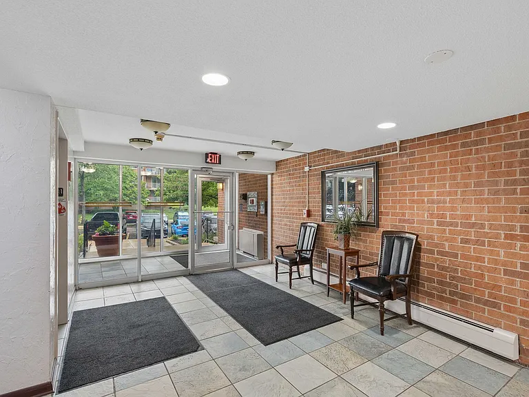 2211 S Stewart Ave #1A — Photo 4