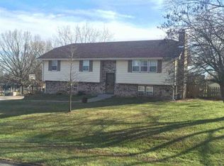 911 NE Dogwood Ln, Topeka, KS 66617