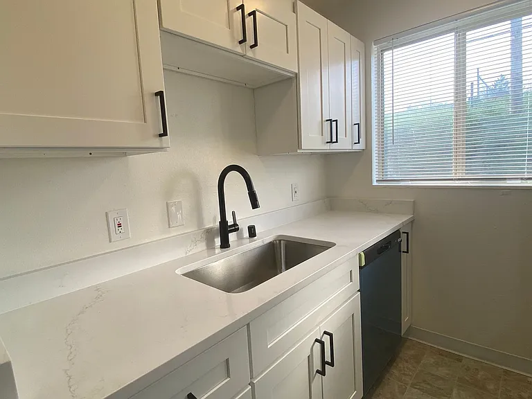 1 Bedroom Apartments In Downtown Tacoma! — Photo 11