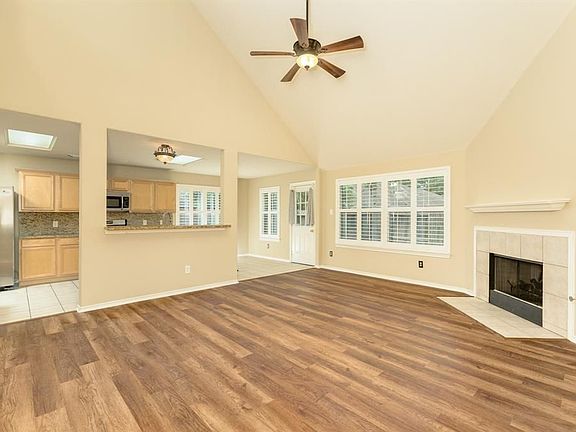 4th image of 413 Sun River Ln