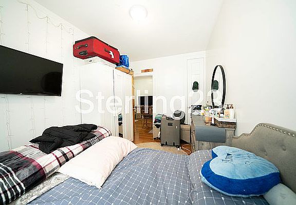 3rd image of 3214 46th St APT 1R