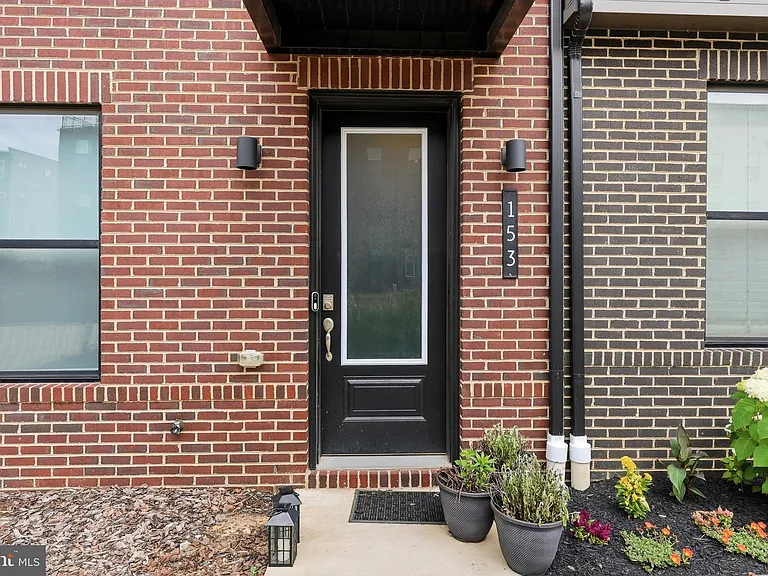 153 Locke St — Photo 4