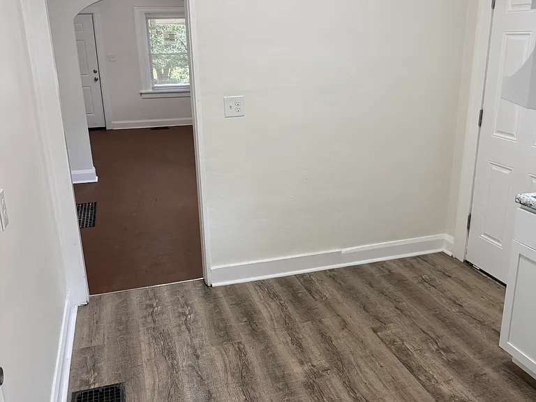 929 N Chester Ave — Photo 8
