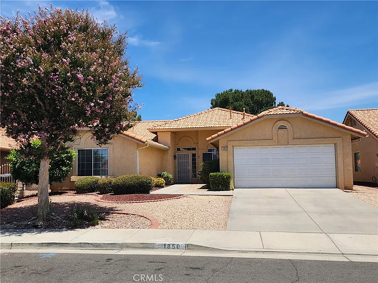 1850 Tamarack Ln — Photo 1