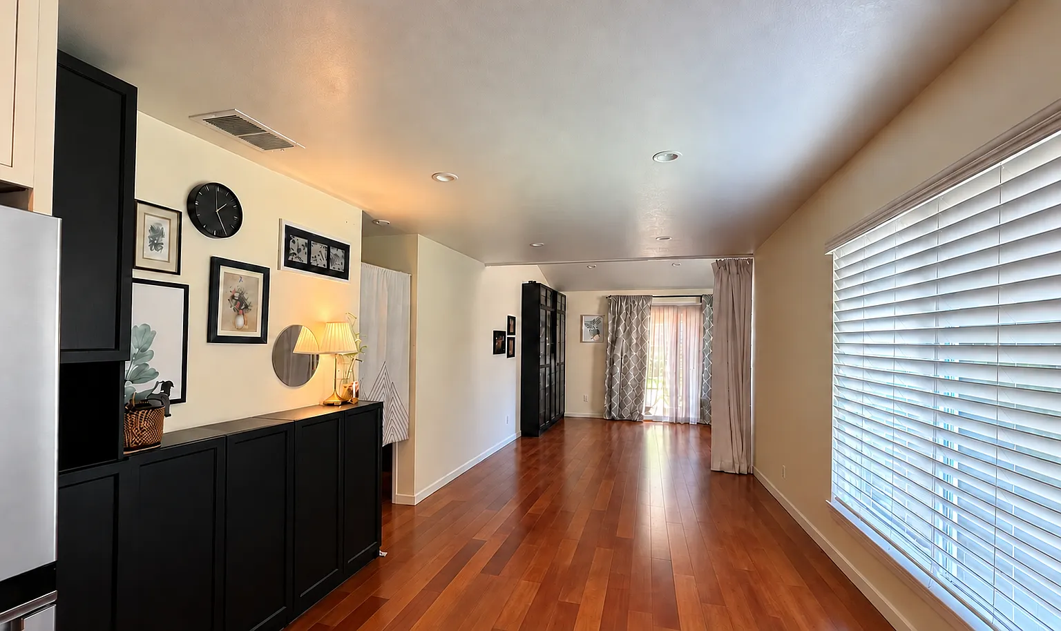 2 bed, 1042 sqft, $5,000 — Photo 1