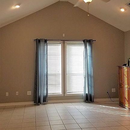 4th image of 313 Robinhood Dr