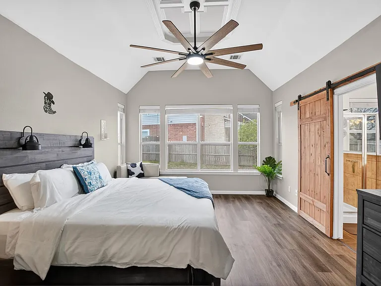 395 Spring Dr — Photo 6