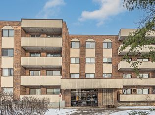 9242 Gross Point Rd APT 310, Skokie, IL 60077