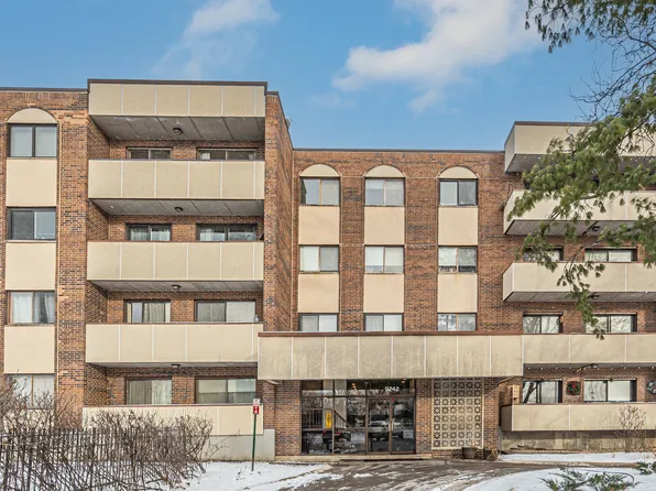 9242 Gross Point Rd APT 310, Skokie, IL 60077