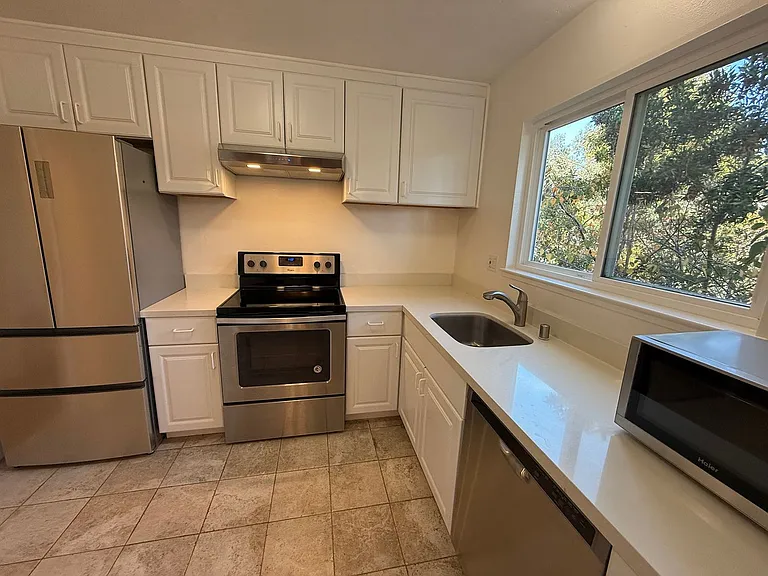Scenic Ave Duplex — Photo 3