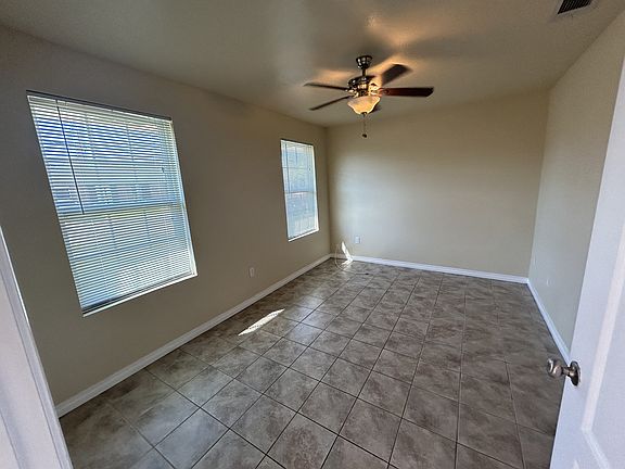 5th image of 3301 Pecan Dr #1