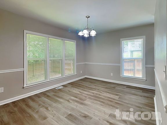 3rd image of 905 Amersham Ln