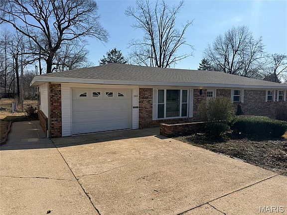 2nd image of 2304 Lee St